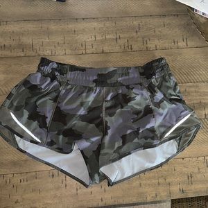 Lululemon hotty hott low rise lined short 2.5 size 10